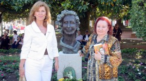 Maite Martín e Teresa García, sobriñas da autora, descubriron o seu busto en Noia no 2007