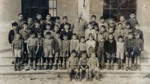Alumnos e profesor, ás portas dunha antiga escola de Porto do Son