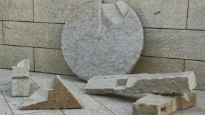 A peza «Pedra» ten unha breve incisión executada pola man do artista
